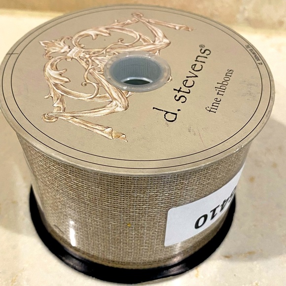 BRAND NEW - D.Stevens Gold Metallic Burlap Wired Ribbon 2.5 x 10 Yards - Picture 4 of 4